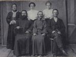 Маляровские – невеста с роднёй. В первом ряду слева направо: старший брат Пётр (дьякон одной из Орских церквей, дружил с Василием Пальмовым, а затем с Владимиром), отец невесты (дьякон в селе Новоорское), брат - близнец Сергей. Во втором ряду: жена Петра, невеста, жена Сергея.