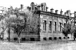 В 1918 году в этом здании размещался штаб обороны Орска