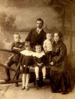 Пальмов Владимир Васильевич с семьёй — жена Ольга Фёдоровна и четверо детей (слева направо по старшинству) Николай, Ольга, Елизавета и Семён