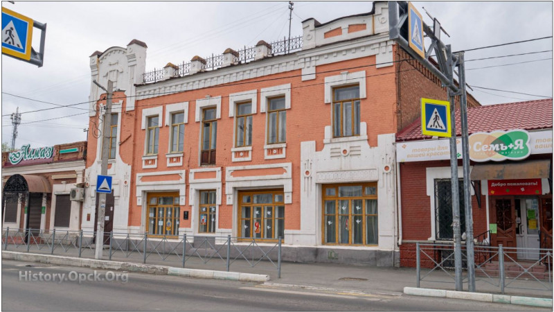 Улица Советская, дом купца В.М. Литвака постройки начала XX века. Сейчас в здании располагается библиотека им. Т.Г. Шевченко