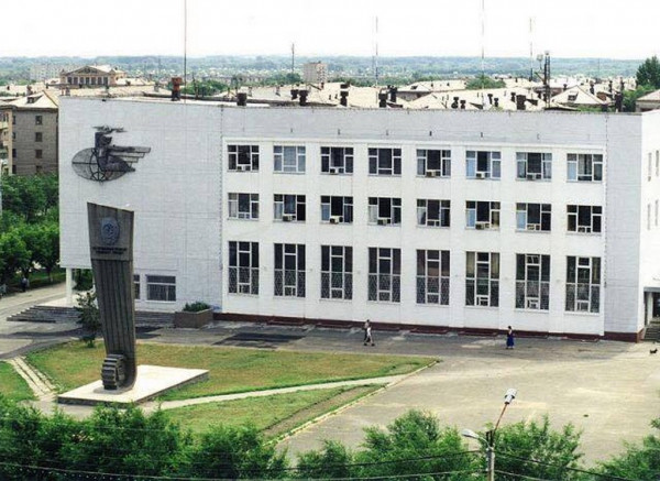 В 1976 году стела была установлена на Комсомольской площади