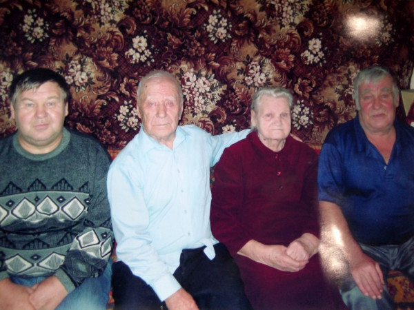 Алексей Евсеевич с супругой и сыновьями