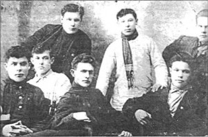 На снимке: бюро укома 1925 г. Сидят: Зайцев, Юдохин, Яковлев, стоят: Заикин, Джалиль, Сивожелезов